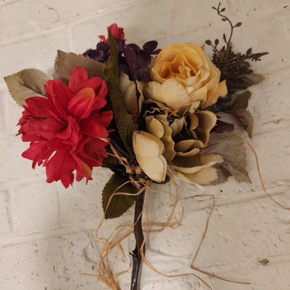 Elegant Floral Bouquet with Red and Yellow Accents - Picture 1 of 7